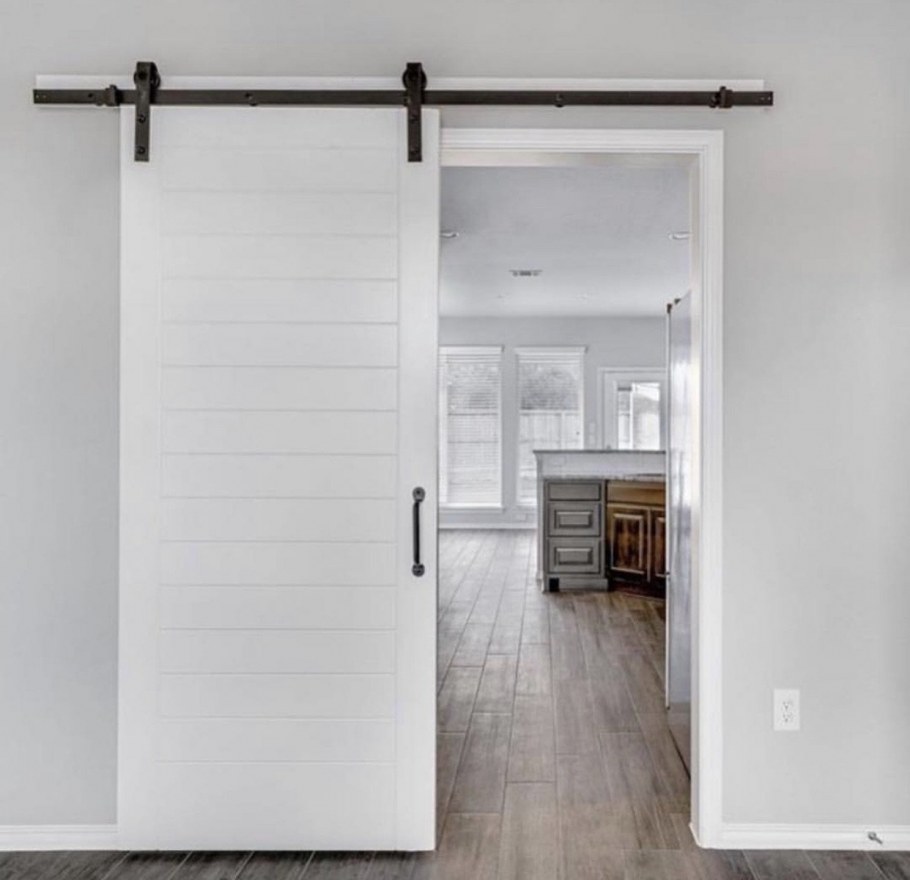 Амбарная дверь в интерьере в скандинавском стиле