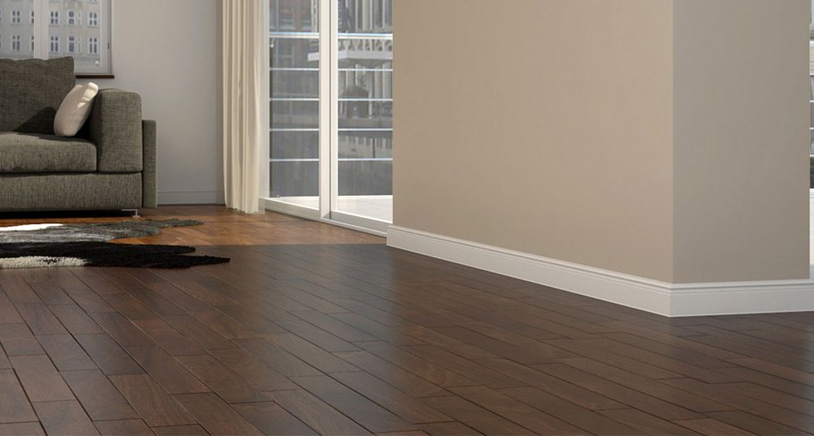 Серый ламинат и белый плинтус