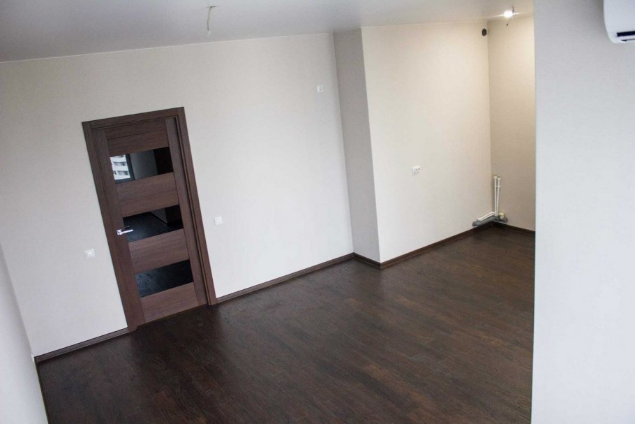 Белый плинтус темный пол