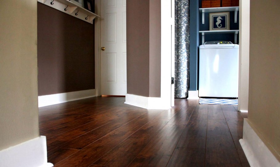 Белые двери и плинтуса