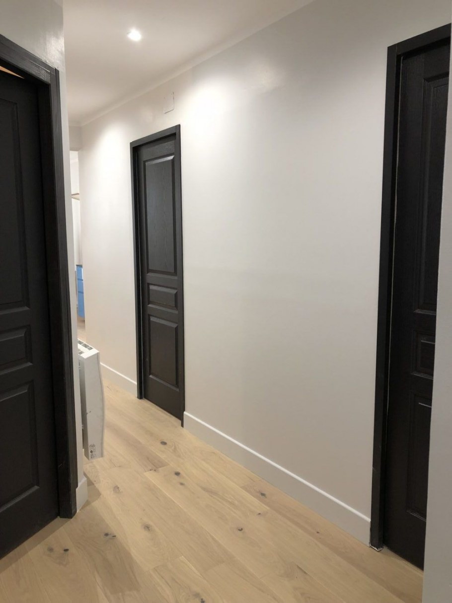 Интерьер квартиры с коричневыми дверями