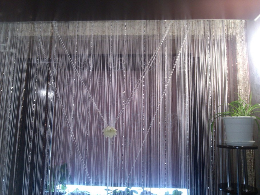 Нитяные шторы с бусинами на кухне