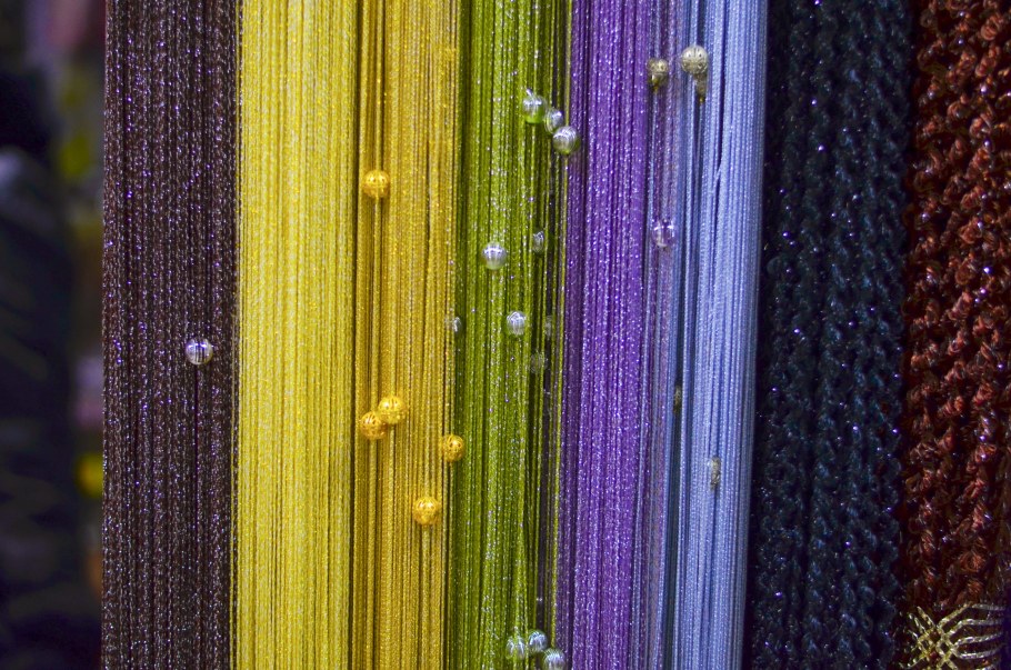 Нитяные шторы с бусами