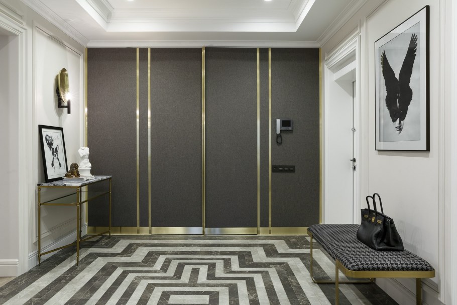 Латунные полосы в интерьере на стену