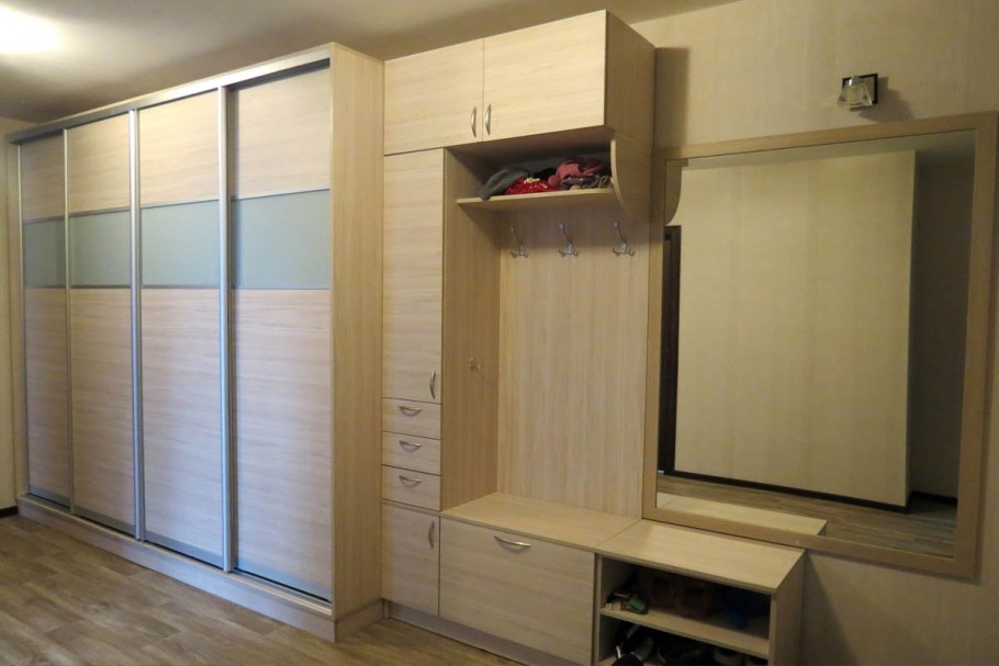 Шкаф в узкую длинную прихожую