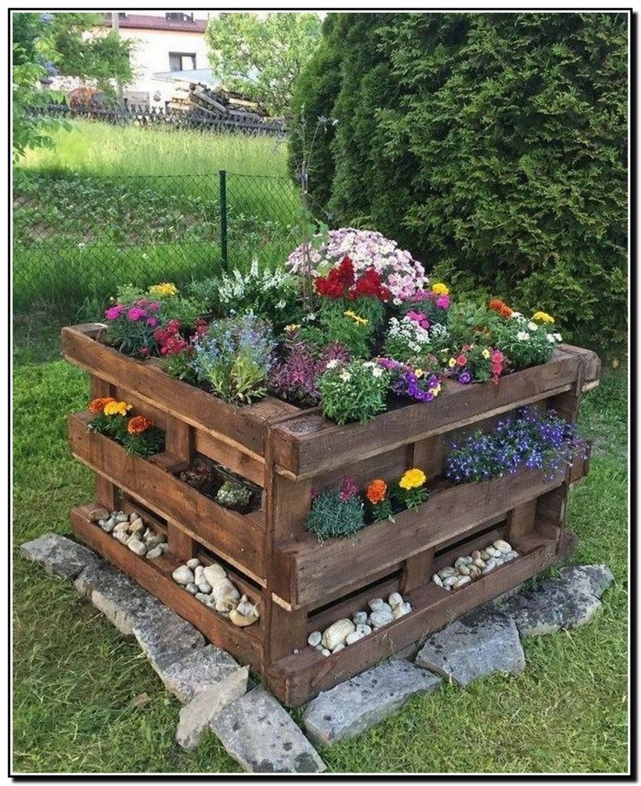 Многоярусная клумба для цветов камень