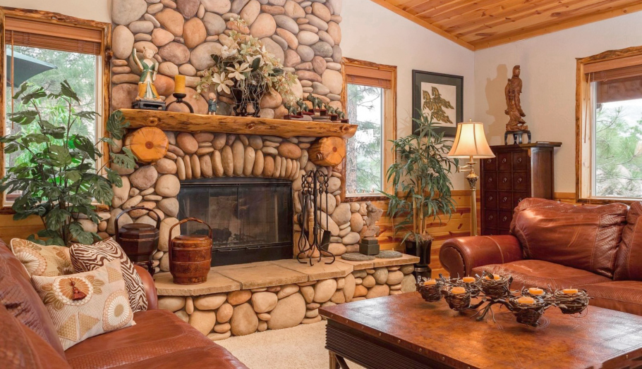 Камин в гостиной из камня