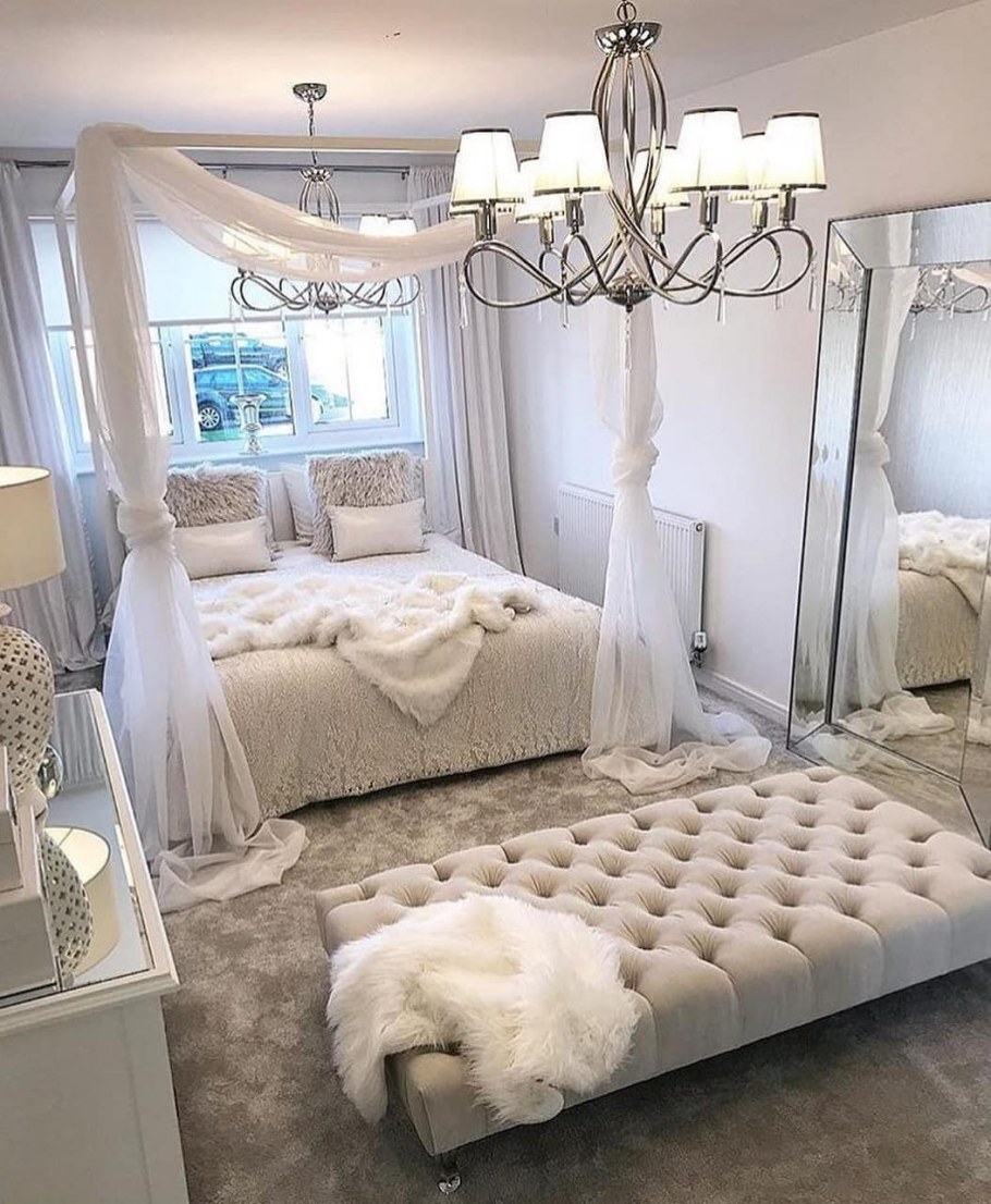 Кровать у окна в спальне