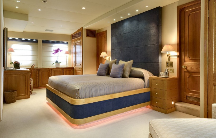 Спальня с большой кроватью