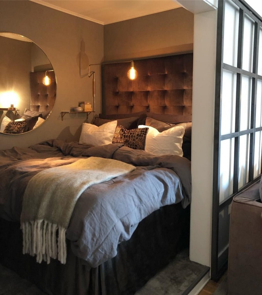 Спальня с большой кроватью