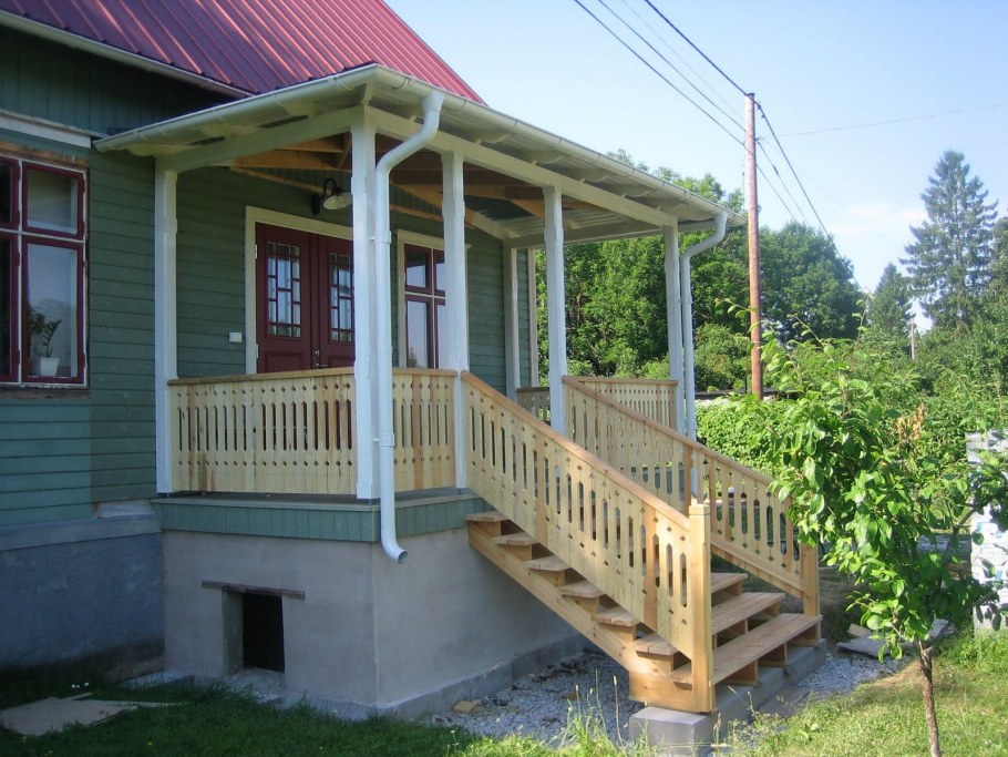 Крыльцо под террасой
