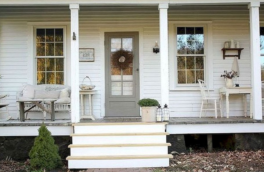 Белый дом с крыльцом