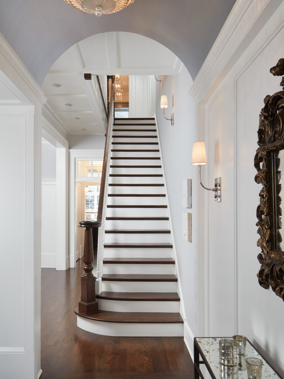 Люстра над лестницей