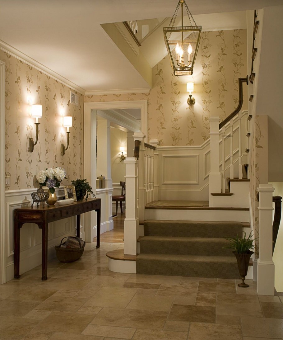 Потолок в холле с лестницей