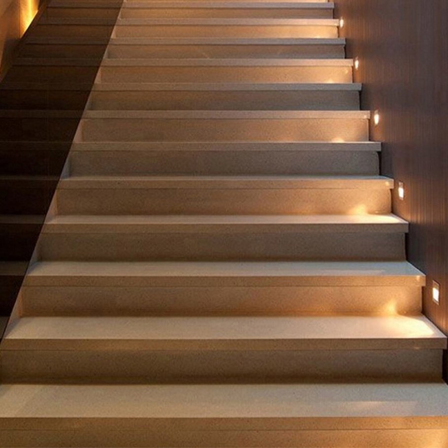 Светильник в лестничный пролет