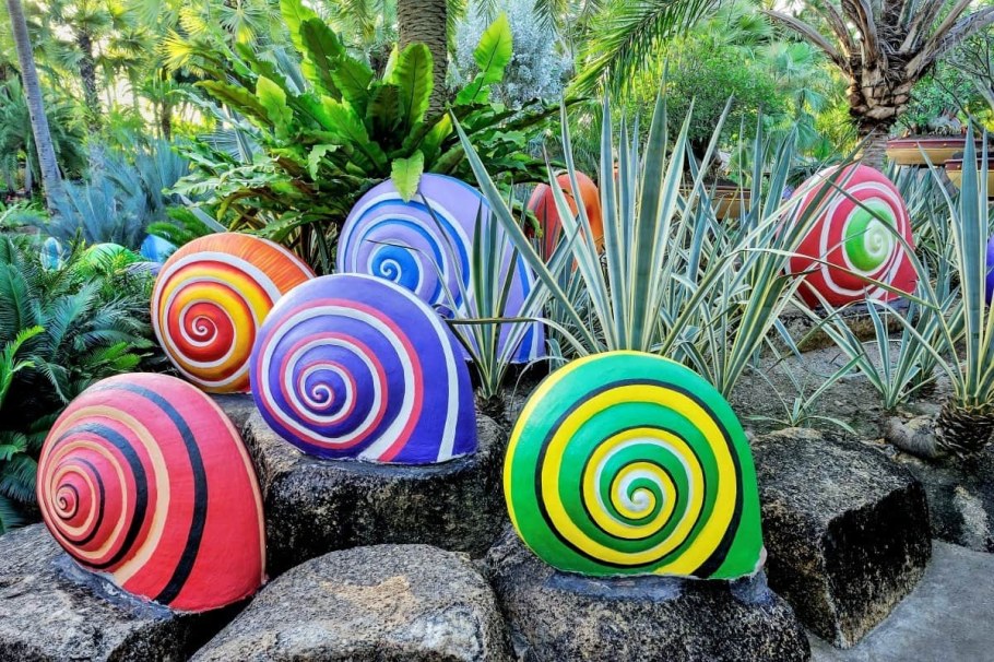 Декор для сада из цветочных горшков