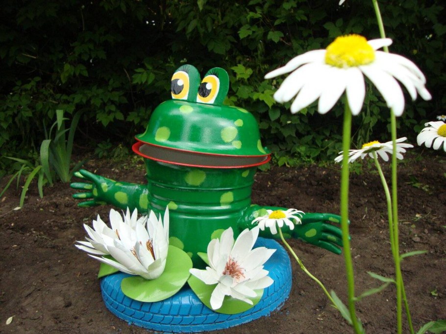 Украшение клумб пластиковыми бутылками