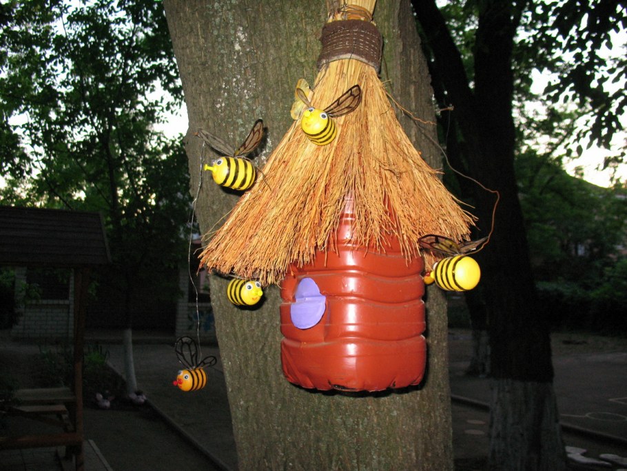 Украшение участка из бросового материала