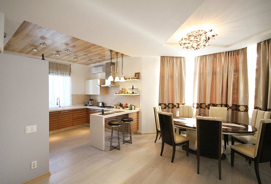 Интерьер кухни студии в частном доме