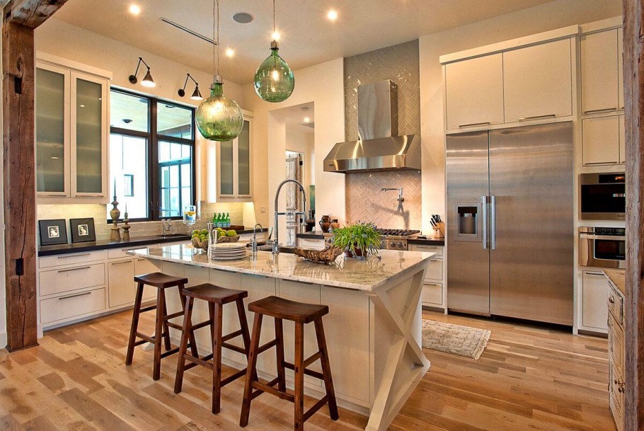 Стильная кухня в частном доме