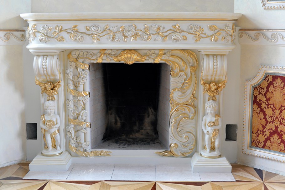 Квадратные колонны в интерьере