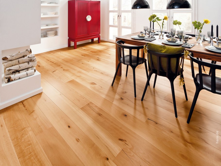 Коричневый ламинат в интерьере гостиной