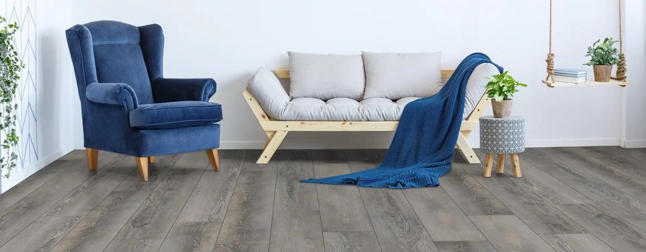 Серый ламинат темный плинтус