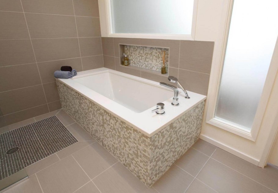 Ванна вмонтирована в плитку