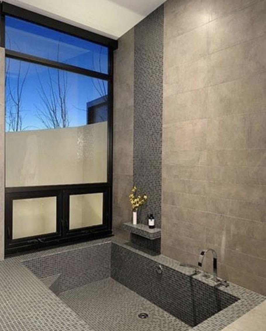 Полочки в ванной из плитки