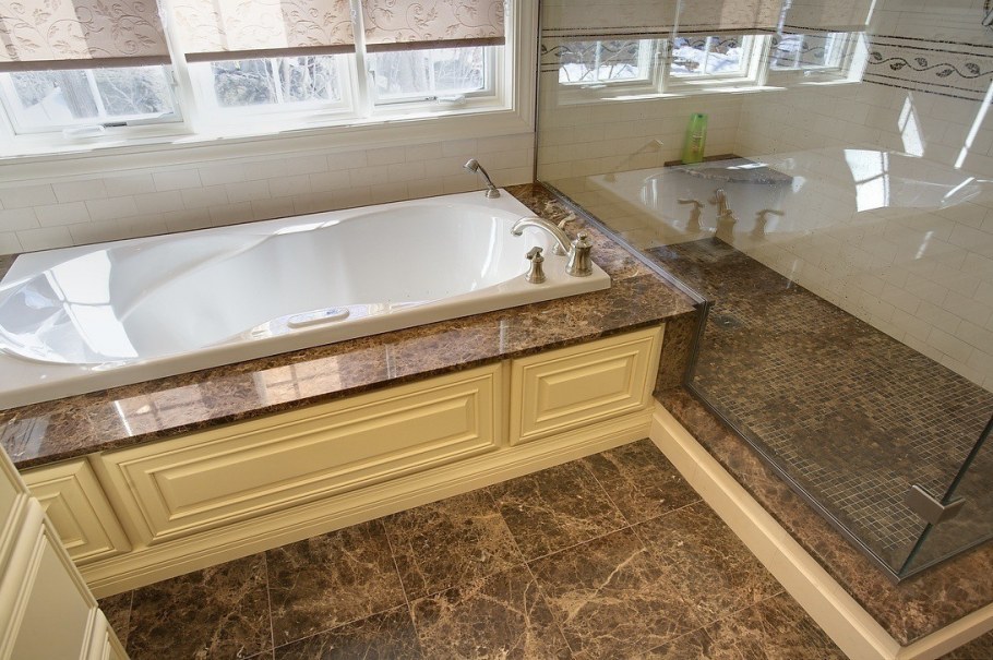 Ванная выложенная плиткой