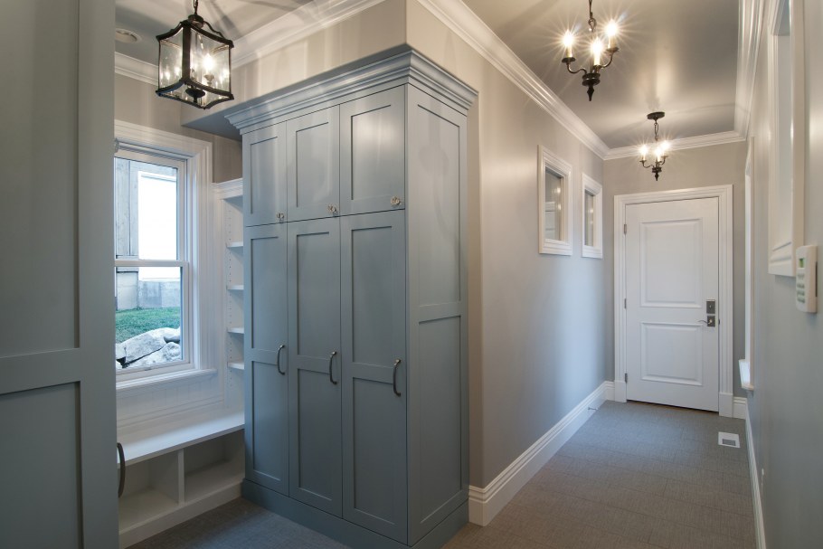 Светло голубая прихожая
