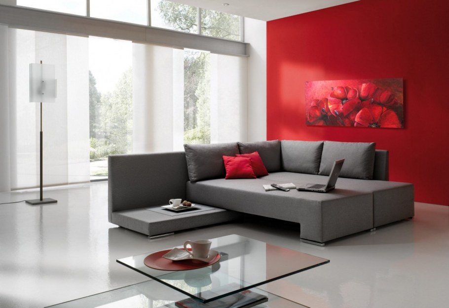 Красный диван в интерьере гостиной