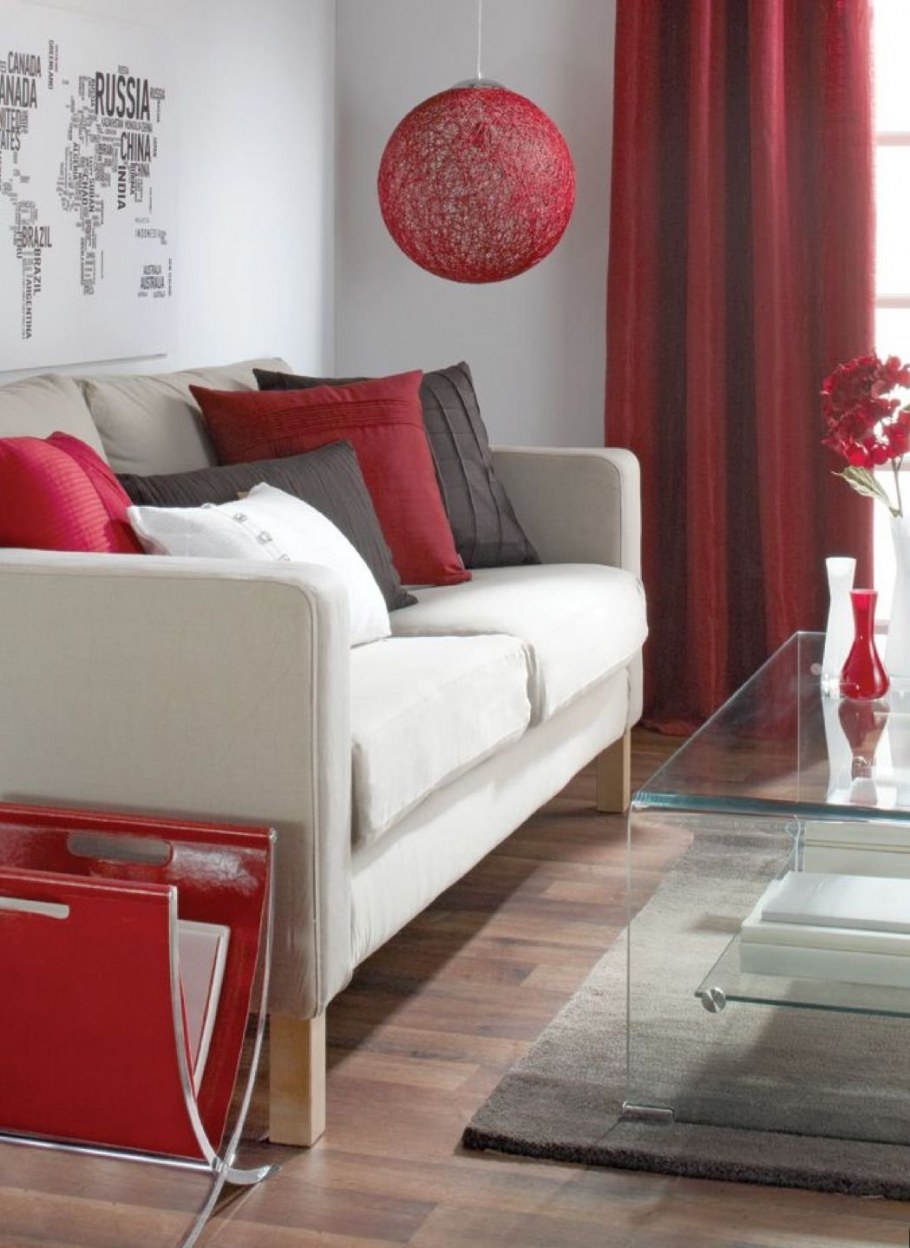 Красный диван в серой комнате