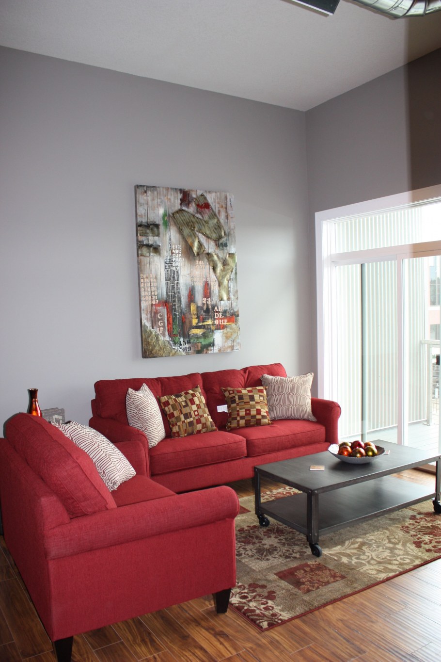 Красный диван в интерьере гостиной