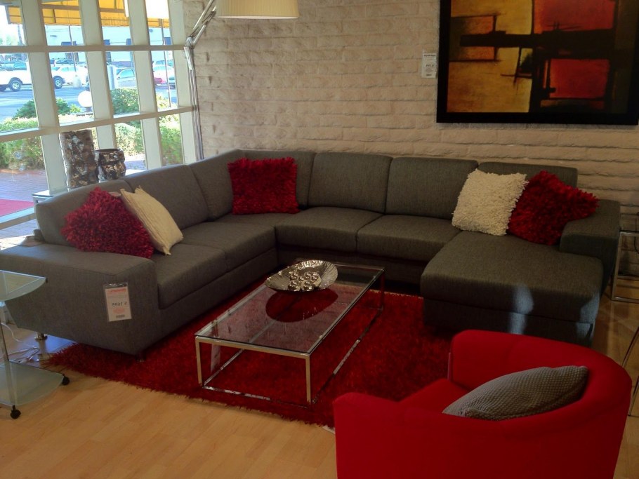 Красная картина в интерьере