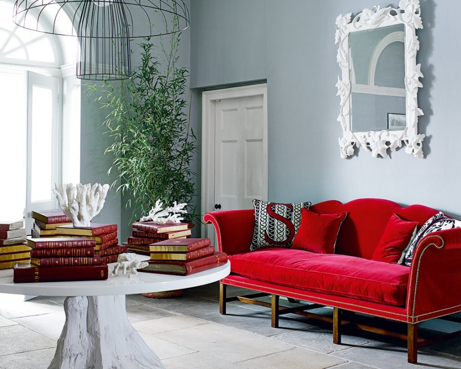 Яркий диван в интерьере