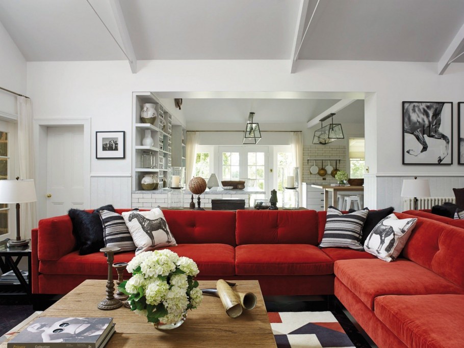 Интерьер комнаты с красным диваном