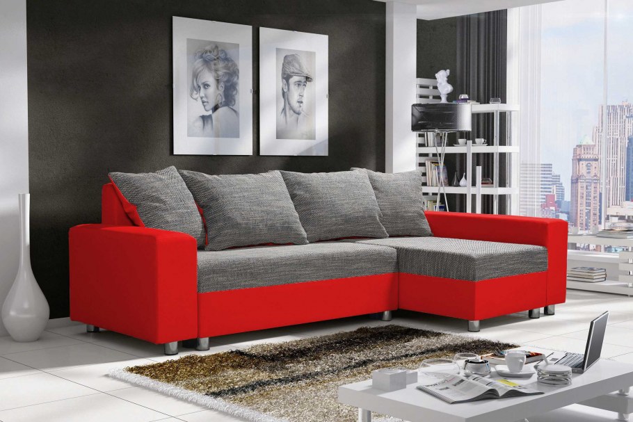 Серый диван с красными подушками