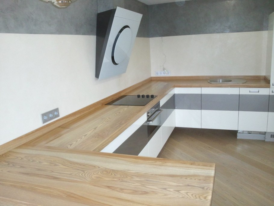 Стык плинтуса и мебели