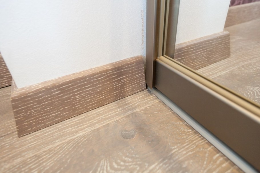 Плинтус деревянный белый потолочный