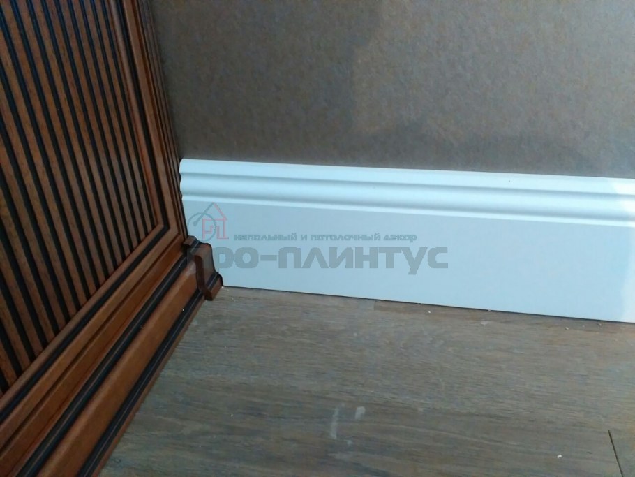 Белый широкий плинтус в интерьере кухни