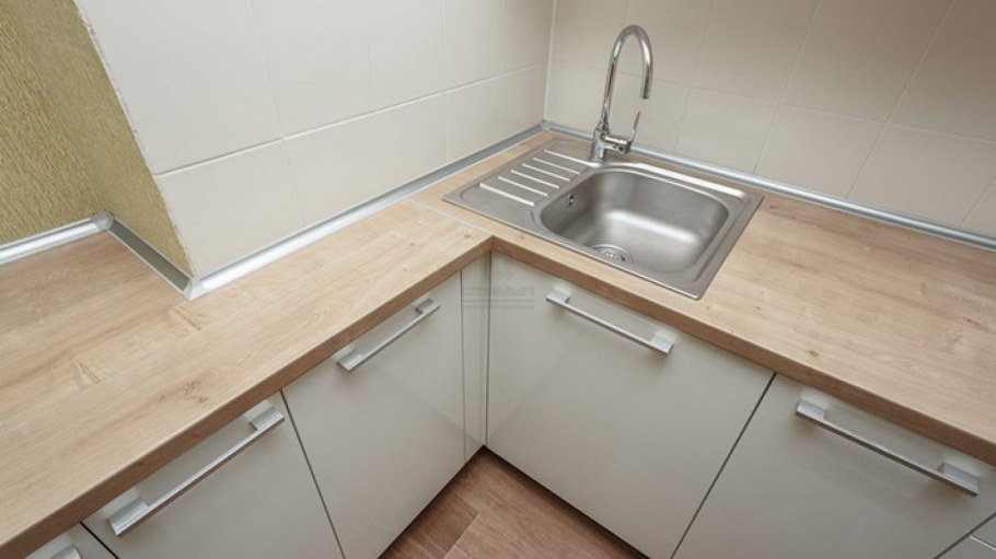 Потолочный плинтус на кухне