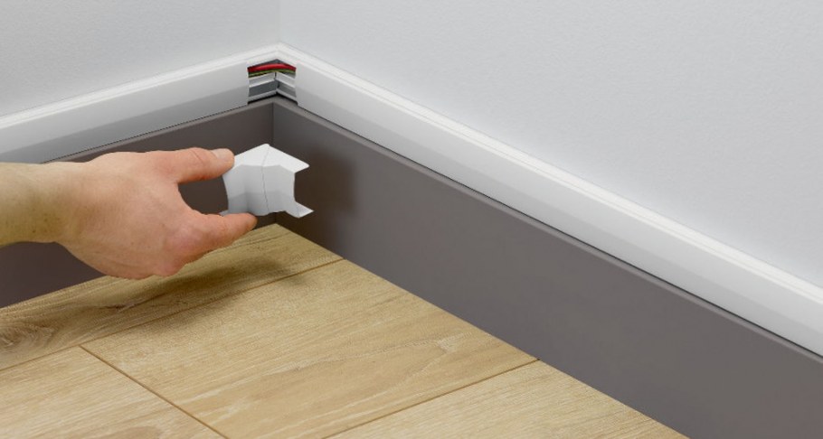 Встроенный шкаф и потолочный плинтус