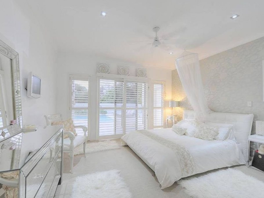 Спальня в белых тонах