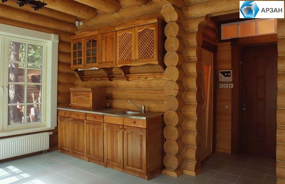 Кухня в деревянный дом оцилиндрованного бревна