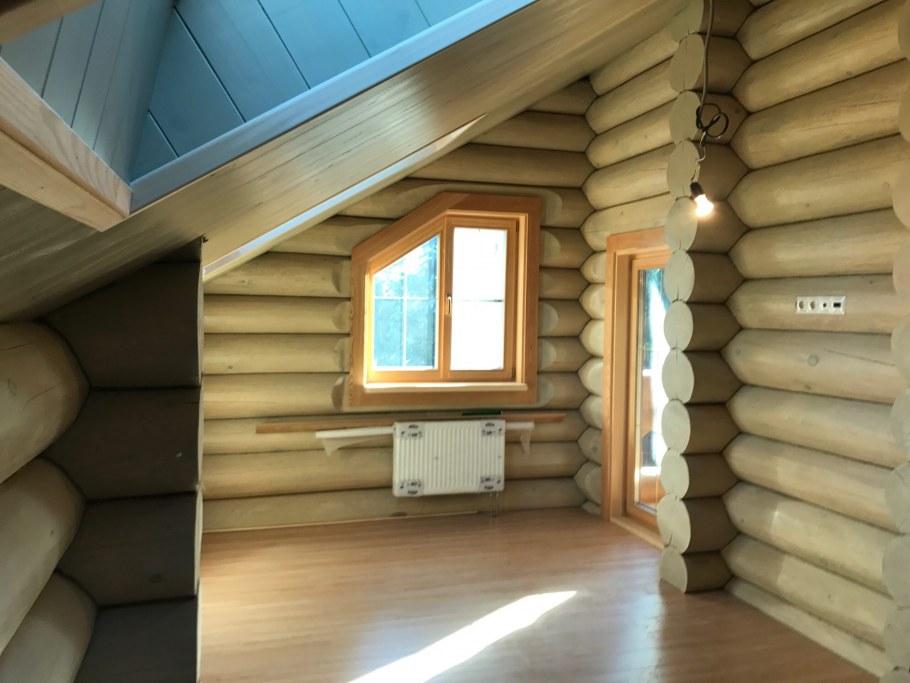 Современный дом из бревна внутри