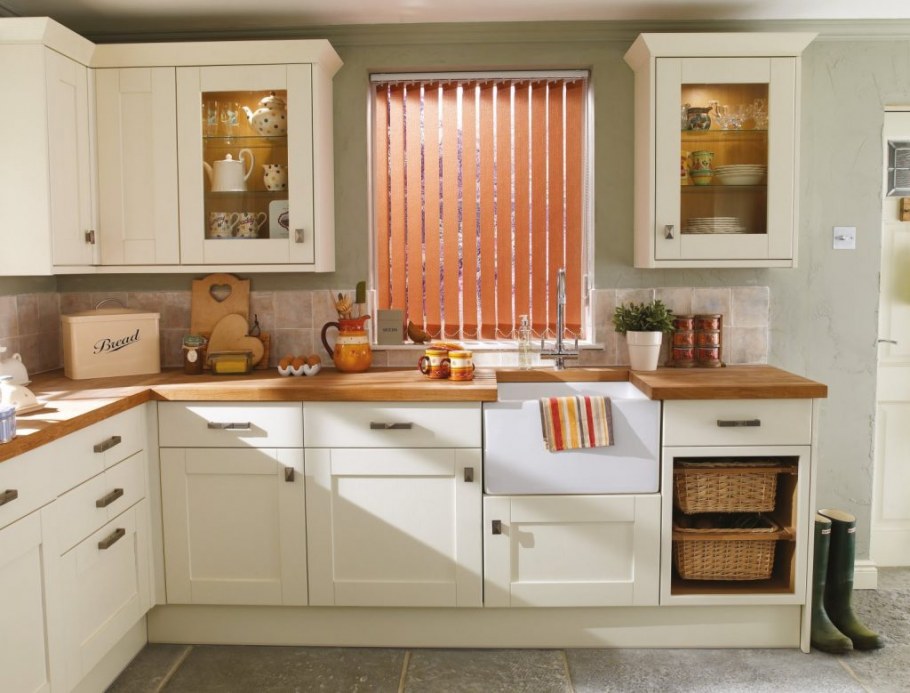 Деревянные жалюзи на кухне