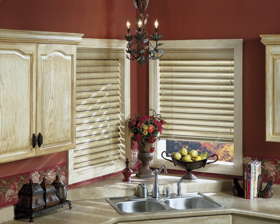 Жалюзи на кухне в интерьере
