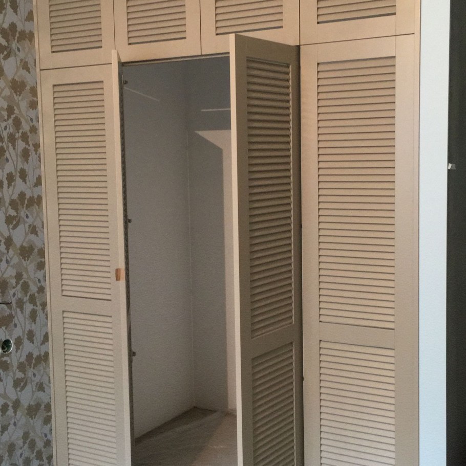 Шкаф навесной сосна жалюзи МО С фасадом 68х80 см