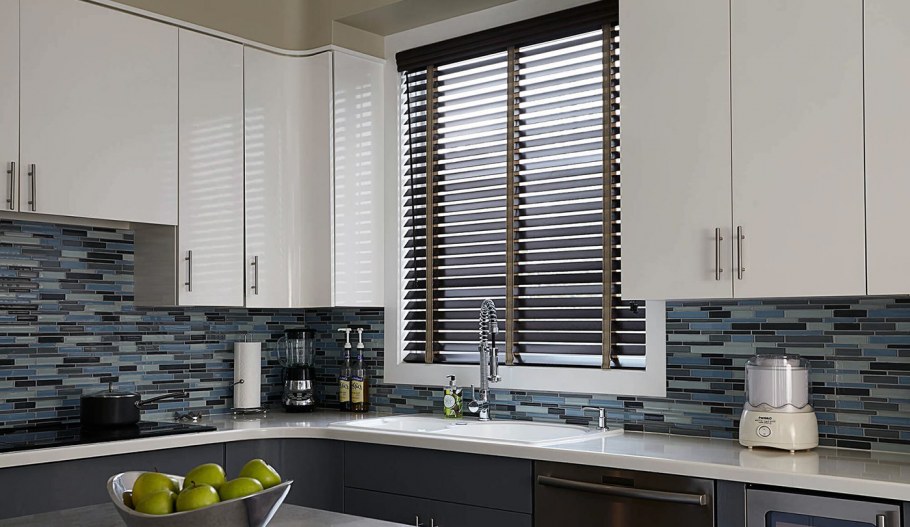 Кухонный гарнитур с жалюзийными дверцами